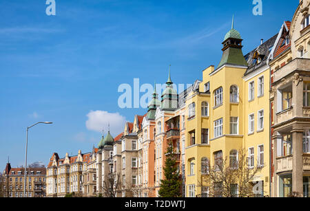 Teilweise renovierte Wohnhäuser an der Slowackiego Straße in Szczecin (Stettin) Stadt an einem schönen Frühlingstag, Polen. Stockfoto