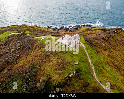 Kapelle auf einem Hügel, direkt am Meer in Devon. Stockfoto