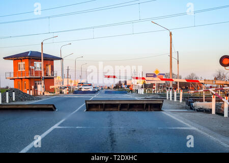 Krasnodar, Russland - 31. März 2018: Bahnübergang mit Schranke und eine Ampel. Stockfoto