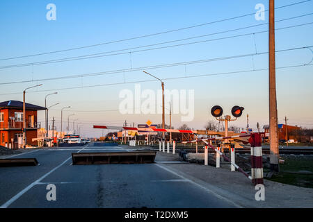 Krasnodar, Russland - 31. März 2018: Bahnübergang mit Schranke und eine Ampel. Stockfoto