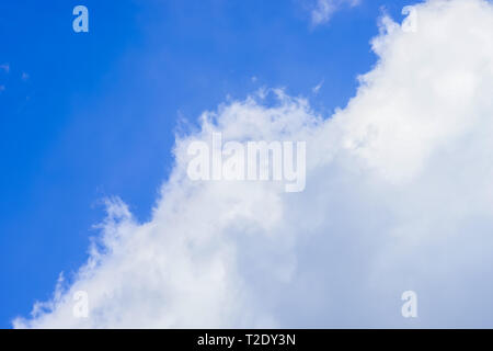 Blauer Himmel mit weißen Wolken diagonal Stockfoto