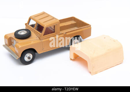 1/43 vintage Corgi Spielzeug Modell Nr. 438 Land Rover 109 WB auf weißem Hintergrund Stockfoto