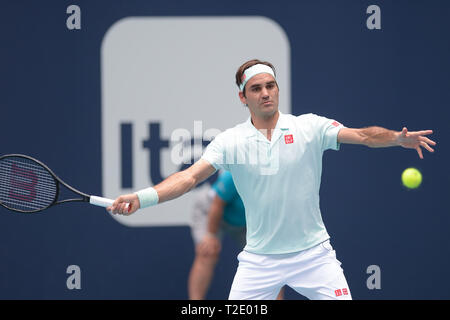 März 31, 2019 - Miami Gardens, Florida, Usa - Miami Gardens, Florida - 31. März: Roger Federer von der Schweiz in Aktion gegen John Isner der Vereinigten Staaten während der letzten Match der Männer am 14. Tag des Miami öffnen, indem Itaú im Hard Rock Stadion vorgelegt am 31. März 2019 in Miami, Florida. (Foto: Andrew Patron/Zuma Press Newswire) (Bild: © Andrew Patron/ZUMA Draht) Stockfoto