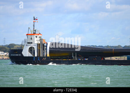 MTB-Blade Runner zwei Deck cargo Schiff mit einer Klinge aus einer Windkraftanlage von der Isle of Wight Fabrik gegenüber den Solent in Richtung Southampton. Stockfoto