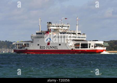 Red Eagle Isle of Wight Fähre von Cowes nach Southampton von Red Funnel Fahrten in Richtung Southampton, um den Solent-ästuar an einem sonnigen Tag. Stockfoto