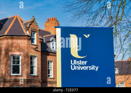 Derry, Nordirland - 28. März 2019: Dies ist der Ulster Universität Schild am Magee Campus. Stockfoto