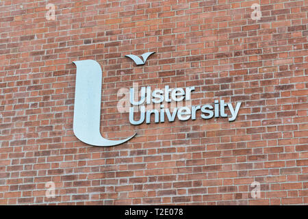 Derry, Nordirland - 28. März 2019: Dies ist der Ulster Universität Logo auf der Seite eines Gebäudes an der Magee Campus. Stockfoto