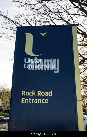 Derry, Nordirland - 28. März 2019: Ulster Universität lsign am Felsen Straße Eingang des Magee Campus. Stockfoto