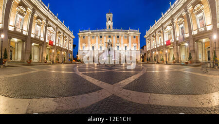 Piazza del Campidoglio auf dem Kapitolinischen Hügel mit der Fassade des Senats Palast und Reiterstandbild von Marcus Aurelius in der Nacht, Rom, Ita Stockfoto