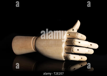 Ein Finger ist geballt. gehörlose Gebärdensprache auf schwarzem Glas isoliert Stockfoto