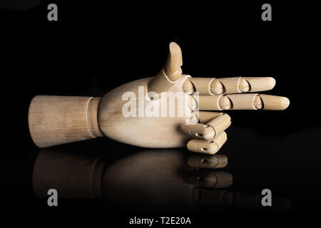 Zeigen drei Finger. gehörlose Gebärdensprache auf schwarzem Glas isoliert Stockfoto