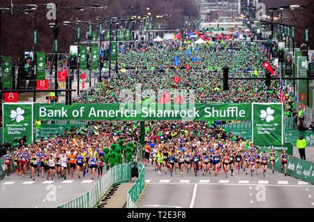 Chicago, Illinois, USA. Ein Meer von Läufer warten auf Ihre drehen Sie den Lead Läufer die 2019 Shamrock Shuffle Rennen in Chicago beginnen. Stockfoto