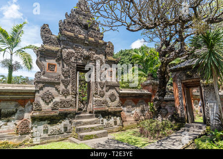 Toren (paduraksa) mit Steinbildhauerei bei Bali Museun in Denpasar, Bali. Klassischer balinesischer Architektur. Bali, Indonesien. Stockfoto