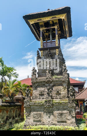 Gebiet von Bali Museun in Denpasar, Bali. Klassischer balinesischer Architektur. Bali, Indonesien. Bild vertikal. Stockfoto