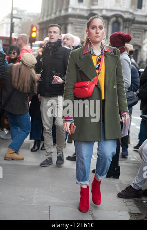 LONDON - 17. FEBRUAR 2019: Stilvolle Teilnehmer sammeln außerhalb 180 The Strand für die London Fashion Week. Stockfoto