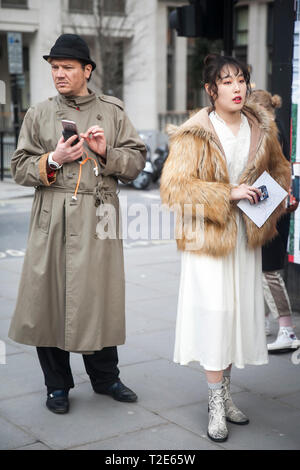 LONDON - 17. FEBRUAR 2019: Stilvolle Teilnehmer sammeln außerhalb 180 The Strand für die London Fashion Week. Stockfoto