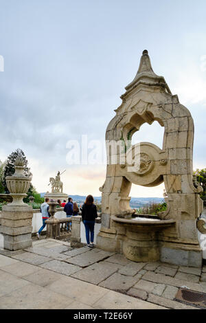 Braga, Portugal - 31. März 2019: wunderbare Kunstwerke, die neben der Wallfahrtskirche Bom Jesus do Monte gesehen werden kann, Braga, Portugal. Stockfoto