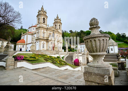 Braga, Portugal - 31. März 2019: Die schönen Gärten neben der Wallfahrtskirche Bom Jesus do Monte Braga, Portugal. Stockfoto