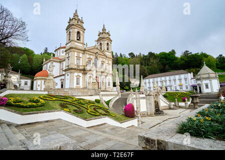 Braga, Portugal - 31. März 2019: Die schönen Gärten neben der Wallfahrtskirche Bom Jesus do Monte Braga, Portugal. Stockfoto