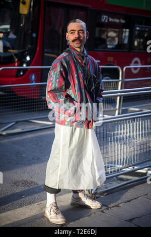 LONDON - 17. FEBRUAR 2019: Stilvolle Teilnehmer sammeln außerhalb 180 The Strand für die London Fashion Week. Stockfoto