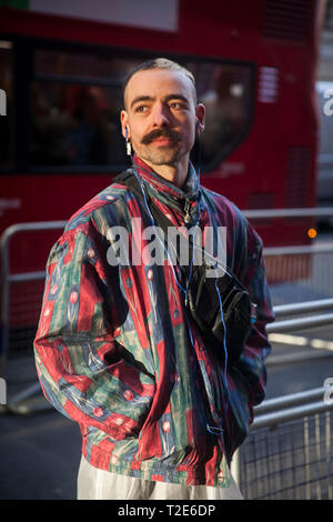 LONDON - 17. FEBRUAR 2019: Stilvolle Teilnehmer sammeln außerhalb 180 The Strand für die London Fashion Week. Stockfoto