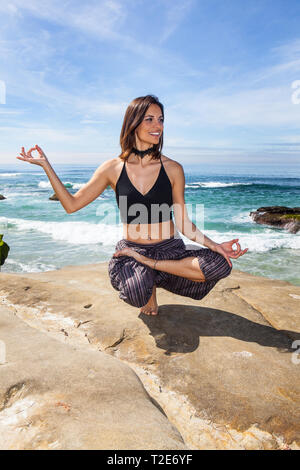 Schöne Frau Yoga der Ozean in La Jolla, Kalifornien Stockfoto