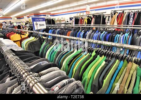 Shoping für gebrauchte Kleidung für Familie an Second hand Store in Amerika für die Wiederverwendung Stockfoto