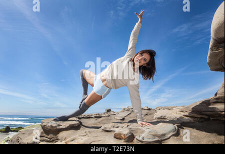 Schöne Frau Yoga der Ozean in La Jolla, Kalifornien Stockfoto