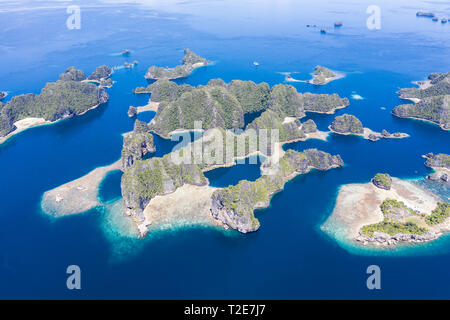 Die Vogelperspektive zeigt gesunde Riffe Umgebung remote Kalkstein Inseln in Raja Ampat. Dieses Gebiet ist für seine unglaubliche Artenvielfalt des Meeres bekannt. Stockfoto