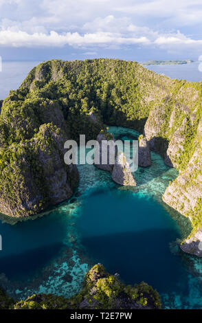 Die Vogelperspektive zeigt gesunde Riffe Umgebung remote Kalkstein Inseln in Raja Ampat. Dieses Gebiet ist für seine unglaubliche Artenvielfalt des Meeres bekannt. Stockfoto