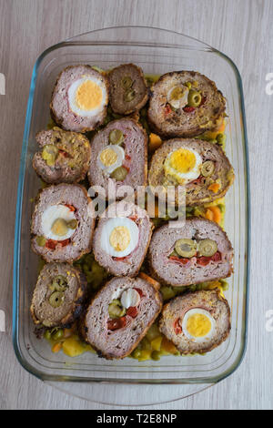 Fleisch roll gefüllt mit Ei, Oliven, Schinken und Pfeffer Stockfoto