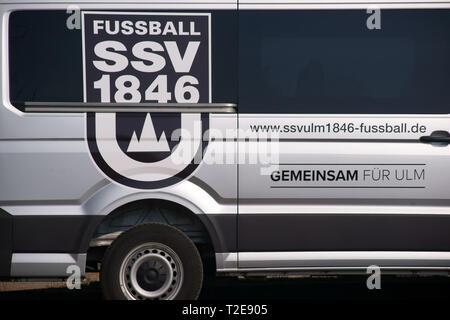 Taunusstein-Wehen, Deutschland - 31. März 2019: Das Wappen der Fußball-Verein SSV Ulm 1846 auf dem team-Bus an einem Spiel des Junior Bundesliga Marc Stockfoto