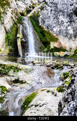 Kleine Mountain Creek Wasserfall Kaskaden hinunter die Felsen in das Dorf Ostrovica, der Natur Park icevo Gorge', Serbien. Stockfoto