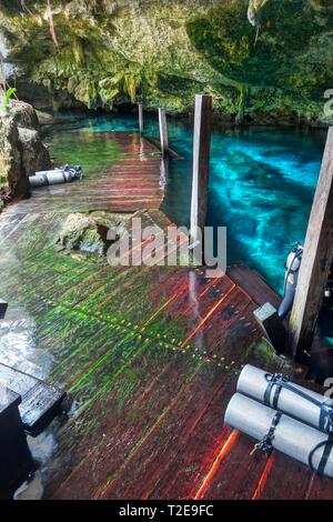 Holz Treppe und Tauchen Sauerstoff Flaschen in der Cenote Dos Ojos (Zwei Augen) U-frisches Wasser Höhle in der Nähe von Tulum Mexiko auf der Halbinsel Yucatan Stockfoto