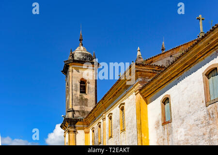 Alt-katholischen Bell Kirche Turm und Fassade aus dem 18. Jahrhundert im Zentrum des berühmten und historischen Stadt Ouro Preto in Minas Gerais entfernt Stockfoto