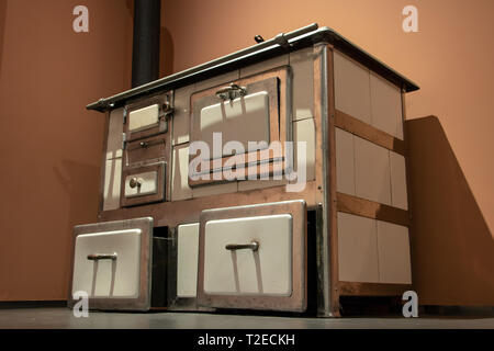 Vintage House Herd in einem Raum. Alten retro Backofen mit Rauch flue. Stockfoto