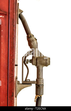 Die retro analoge Benzin pumpe mit Düse. Ein Vintage red Gas öl Pumpe in weißem Hintergrund. Stockfoto