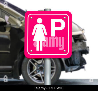 Die rosa Zeichen für parkende Autos nur für Frauen mit beschädigten Auto auf weißem Hintergrund. Zerschmetterte Auto ist das Parken auf dem Platz nur für die Dame. Stockfoto