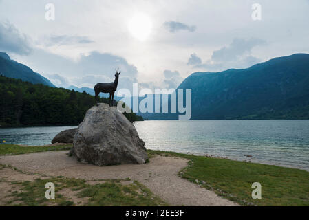 21. Juni 2018 Slowenien Idylle der Julischen Alpen Berg und See im Triglav Nationalpark in Slowenien auf dem Sunset selektiven Fokus Stockfoto