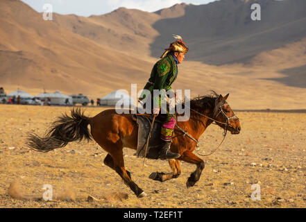 Bayan Ulgii, Mongolei, 3. Oktober 2015: Kasachische Mann auf seinem Pferd in der Landschaft der westlichen Mongolei Stockfoto