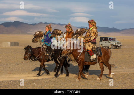 Bayan Ulgii, Mongolei, 3. Oktober 2015: Kasachische eagle Jäger in einer Landschaft in der Mongolei Stockfoto