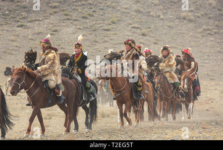 Bayan Ulgii, Mongolei, 3. Oktober 2015: eagle Jäger sammeln in einer Landschaft der westlichen Mongolei Stockfoto