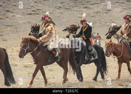 Bayan Ulgii, Mongolei, 3. Oktober 2015: eagle Huntress, Aisholpan, Reisen mit ihrem Vater in eine Landschaft der westlichen Mongolei Stockfoto