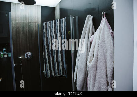Auf Handtücher im Bad schließen Stockfoto
