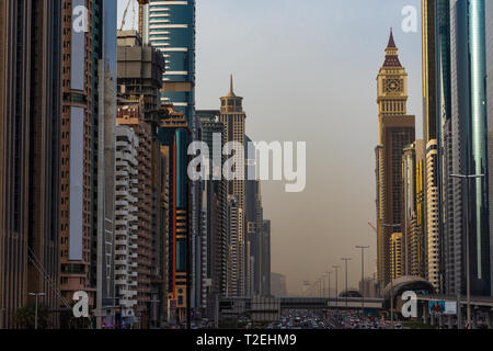 Dubai, Vereinigte Arabische Emirate, Wolkenkratzer in der Innenstadt von Burj Khalifa und World Trade Center Stockfoto