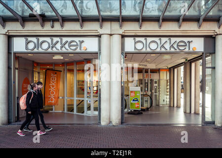 Dordrecht, Niederlande - 03.März 2019: Paar Vergangenheit der Blokker store in Dordrecht. Blokker Holding ist eine niederländische Retail Group und aktiv in Stockfoto