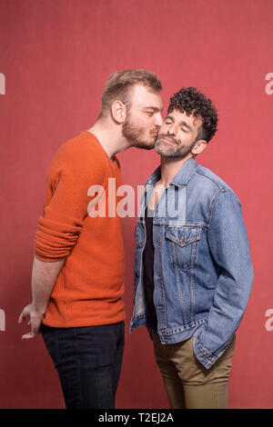 Homosexuelle Paare zusammen, Kuß auf die Wange. ruhig und heiter, schön und romantisch. Stockfoto