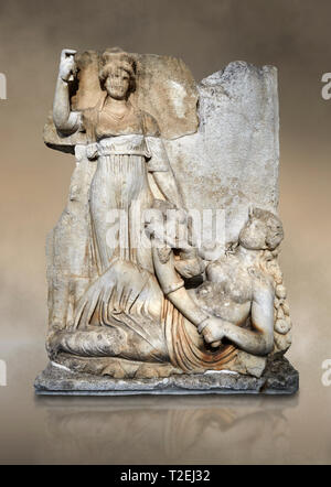 Römische Sebasteion Entlastung Skulptur der Göttin Roma und Ge (Masse), Afrodisias Museum, Aphrodisias, Türkei. Gegen eine Art Hintergrund. Die gut Stockfoto