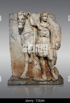 Römische Sebasteion Relief eines kaiserlichen Prinzen als Diokouros, Afrodisias Museum, Aphrodisias, Türkei. Eine imperiale Jugend eine militärische tragen Stockfoto