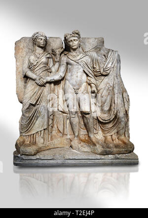 Römische Sebasteion Relief von Kaiser Claudius und Agrippina, Afrodisias Museum, Aphrodisias, Türkei. Vor einem weißen Hintergrund. Claudius Stockfoto